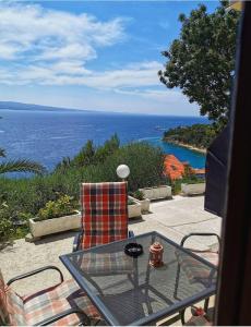 d'une terrasse avec une table et une vue sur l'océan. dans l'établissement House Stanici (634), à Stanići
