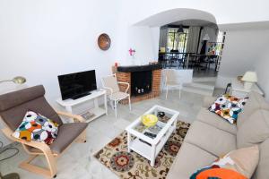 Televízia a/alebo spoločenská miestnosť v ubytovaní Calahonda - Sleeps 6 - Parking - Garden - Pool