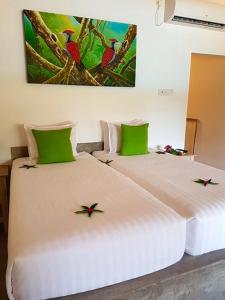 um quarto com uma cama com dois pássaros em Ambarella Lodge - Katunayake em Hunumulla