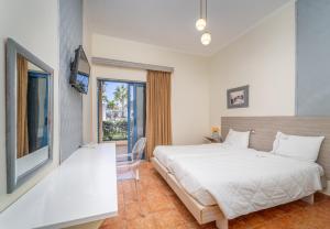 Rúm í herbergi á Ianos Hotel