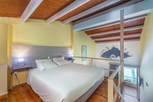 Rúm í herbergi á Ianos Hotel