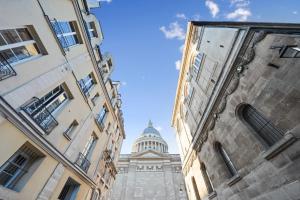 uma vista para o edifício do Capitólio entre edifícios em PANTHEON em Paris