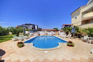 Der Swimmingpool an oder in der Nähe von Apartments Villa Delia