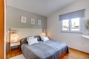 Ein Bett oder Betten in einem Zimmer der Unterkunft Apartments Villa Delia