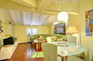 ein Wohnzimmer mit einer grünen Couch und einem Tisch in der Unterkunft Apartments Villa Delia in Medulin