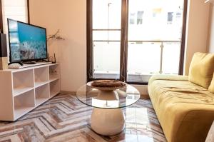 A television and/or entertainment centre at Bright 1BDR Apartment with a Balcony