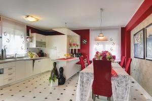 Küche/Küchenzeile in der Unterkunft Apartments Villa Delia