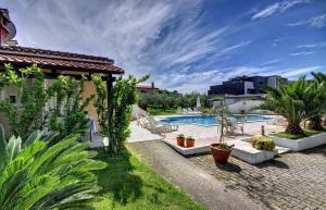 Der Swimmingpool an oder in der Nähe von Apartments Villa Delia