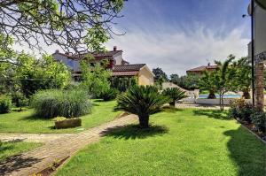 Ein Garten an der Unterkunft Apartments Villa Delia
