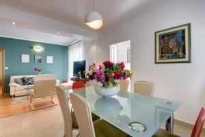 Ein Sitzbereich in der Unterkunft Apartments Villa Delia