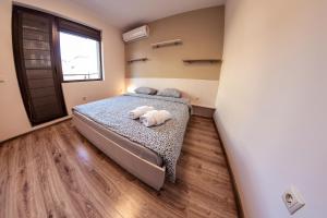 A bed or beds in a room at Bright 1BDR Apartment with a Balcony