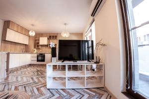 A kitchen or kitchenette at Bright 1BDR Apartment with a Balcony