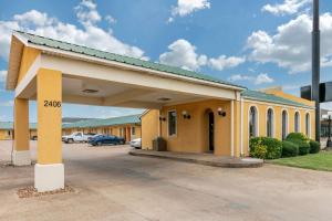 un gran edificio amarillo con aparcamiento en Econo Lodge Jonesboro, en Jonesboro