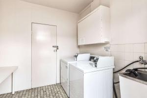 Kuchyň nebo kuchyňský kout v ubytování Comfort Inn Glenelg