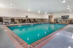 Басейн в или близо до Comfort Inn & Suites Junction City - near Fort Riley