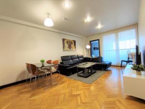 sala de estar con sofá y mesa en Mendebaldea Suite Premium, en Pamplona