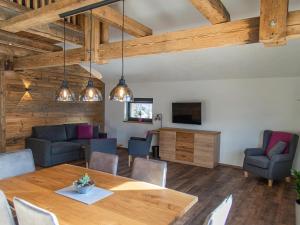 - un salon avec une table et des chaises en bois dans l'établissement Gasthof Appartements Gamskar, à Bad Gastein