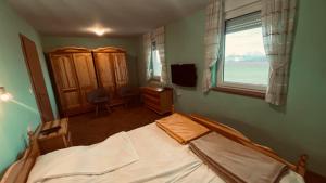 sypialnia z dużym łóżkiem i oknem w obiekcie KUĆA ZA ODMOR BRZICA ERDUT w mieście Erdut
