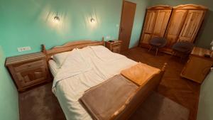 sypialnia z dużym łóżkiem z drewnianą ramą w obiekcie KUĆA ZA ODMOR BRZICA ERDUT w mieście Erdut
