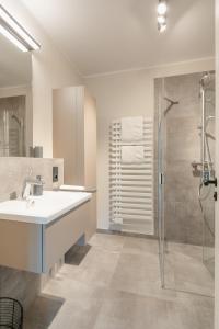 a bathroom with a sink and a shower at meer suite juist 5 - mit Wattblick in Juist