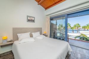 Rúm í herbergi á Ianos Hotel