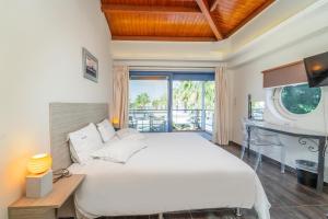 Rúm í herbergi á Ianos Hotel