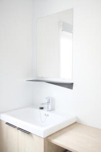 - un évier blanc dans la cuisine avec une fenêtre dans l'établissement Mobil Home XXL 4 chambres - Camping Le Domaine de Bréhadour, à Guérande