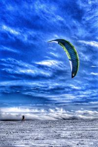 a person is flying a kite on the beach at Ferienwohnung am Felsenkeller in Lahrbach +13 photos