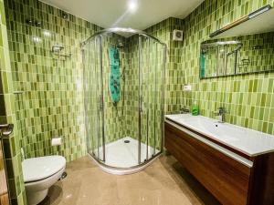 bagno con doccia, lavandino e servizi igienici di Frontal Apartment First Line a Torrox Costa