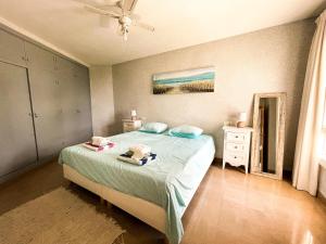 una camera con letto e ventilatore a soffitto di Frontal Apartment First Line a Torrox Costa