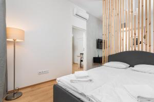 Posteľ alebo postele v izbe v ubytovaní Modern Centrally Located Apartments - by Upstairs