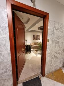 une porte menant à une chambre avec un salon. dans l'établissement Arman Group, à Athènes
