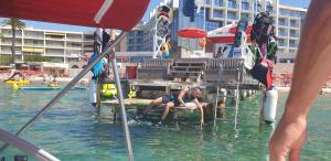 Bazén v ubytování Le Sun-Beach - Spacieux 3 pièces avec parking à 400 m des plages de Juan-les-Pins nebo v jeho okolí