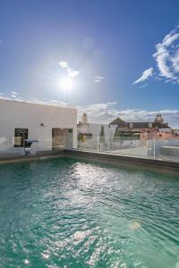 Bazén v ubytování Holiday Rentals Los Salados nebo v jeho okolí