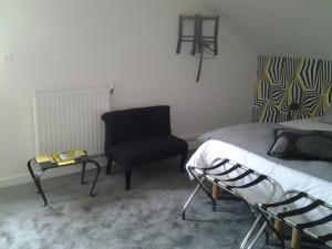 默茲河畔凡爾登的住宿－La Maison Mirabeau，一间卧室配有一张床和一把椅子