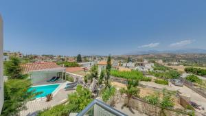 Vistas al mar de una villa con piscina en Villa Ella-Pitsidia-Kreta, en Pitsidia