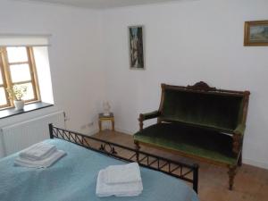 una camera da letto con un letto e due asciugamani di Lyngsågaard K a Sæby