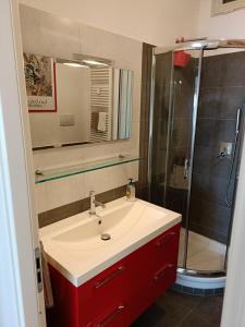 łazienka z umywalką i prysznicem w obiekcie Gloriapartment w mieście Civitavecchia