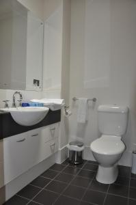 A bathroom at RNR Serviced Apartments Adelaide - Sturt St