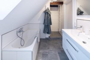 Ένα μπάνιο στο Nicolai Suite - Schrangen-Suites-1389 +42 φωτογραφίες