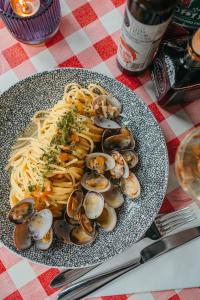 een bord oesters en pasta op een tafel bij Hotel Saint-Amour in Durbuy