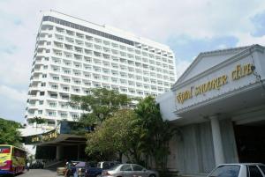 ein großes weißes Gebäude vor einem Gebäude in der Unterkunft Royal Twins Palace Hotel in Pattaya