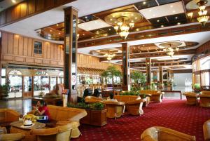 eine Lobby eines Restaurants mit Tischen in der Unterkunft Royal Twins Palace Hotel in Pattaya
