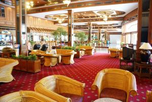 Ein Sitzbereich in der Unterkunft Royal Twins Palace Hotel