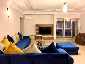 Uma área de estar em Anfa 92 - Large and comfy 2 Bedrooms. Sunny, well located with great views.