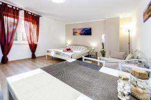 salon z łóżkiem i stołem w obiekcie Studio Sony w Rovinj
