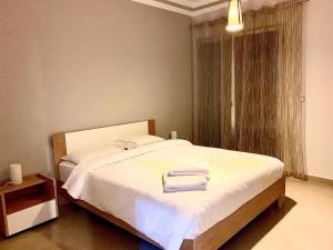 Un pat sau paturi într-o cameră la Anfa 92 - Large and comfy 2 Bedrooms. Sunny, well located with great views.