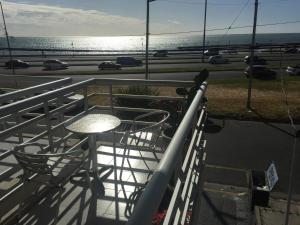 d'une table et de chaises sur un balcon avec vue sur l'océan. dans l'établissement Hermoso departamento con vista al mar, à Mar del Plata