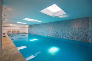 una gran piscina con techo y ventana en Bohemi, en Son Serra de Marina