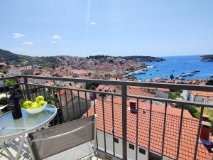 een balkon met een tafel en uitzicht op de oceaan bij Brand new apt W balcony & perfect seaview at center in Hvar